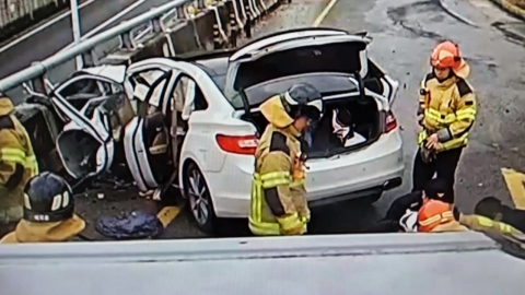 승용차 보호 난간 들이받아…3명 사망·1명 중상