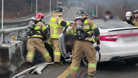 우회전 못 하고 보호 난간 충돌…3명 사망·1명 부상