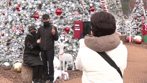 추위 잊고 얼음판에서 쌩쌩…성탄 분위기도 만끽