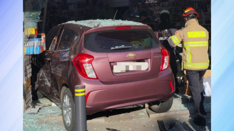 경기 부천서 경차가 상가로 돌진해 운전자 다쳐