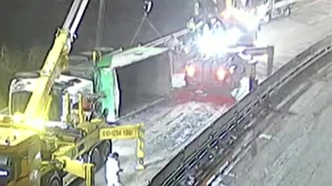 빗길 미끄러진 화물차에 승용차 추돌...2명 경상