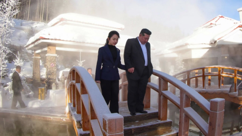 김정은 어깨에 손 올린 딸 주애…존재감 어디까지? [앵커리포트]