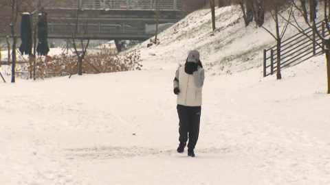 강원 10cm 눈에 사고·고립 잇따라…빙판길 주의