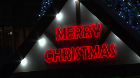 설레는 크리스마스 이브…광화문 광장 '북적'