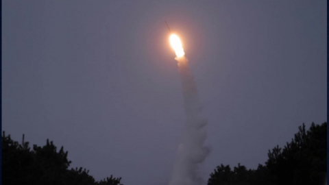 북, 신형장거리대공미사일 시험발사…김정은 참관