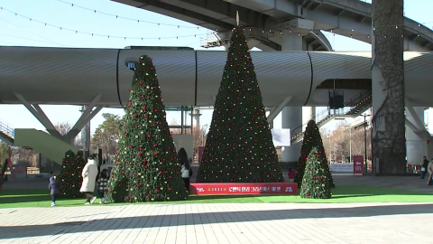 춥지만 따뜻한 '성탄절'…가족·연인 나들이 발길