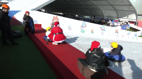 한파 뚫고…가족·연인과 스케이트 타며 행복한 성탄절