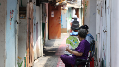 한국 노인들, 아픈데 돈도 없어...소득빈곤율 OECD 1위