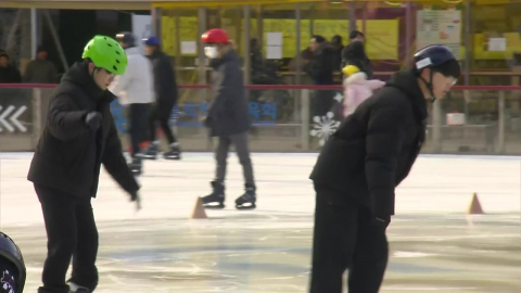 "연말 추억 쌓기"…도심 속 스케이트장 \'북적\'