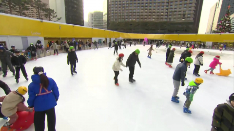 "신나게 씽씽!"…연말, 도심 속 스케이트장 \'북적\'