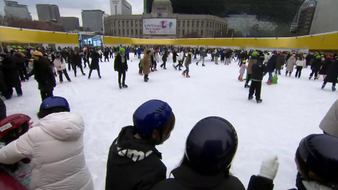 "연말 추억 쌓기"…도심 속 야외 스케이트장 '북적'