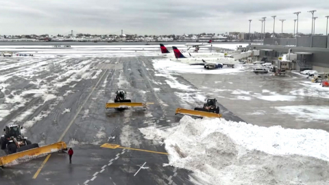 뉴욕에 3년 만에 최대 폭설…항공기 수천 편 결항·지연