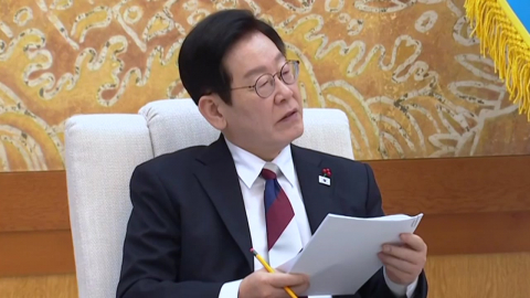 이 대통령, '통합 넥타이' 매고 청와대로 첫 출근