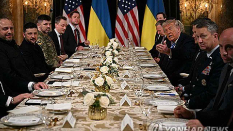 트럼프, 휴일 취재진에 식사 권하며 "뇌물로 여길 건가"