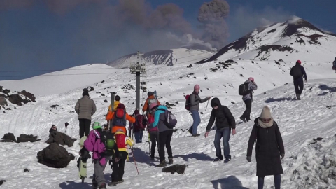 화산 연기 10㎞ 내뿜는데…아래에선 '유유자적' 스키·등산