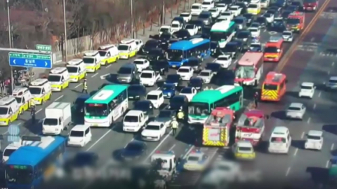 서울 길동 교차로 버스 등 4대 연쇄추돌…40명 경상