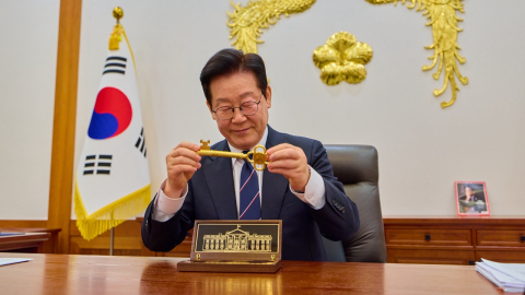 "이 열쇠로 백악관 문 열린다는데…" 李대통령, 트럼프 선물 언박싱