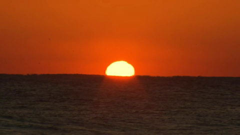 첫 일출, 체감 -20℃ 한파 속 떠오른다…서해안엔 눈