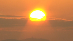 첫 일출, 체감 -20℃ 한파 속 떠오른다...서해안엔 눈