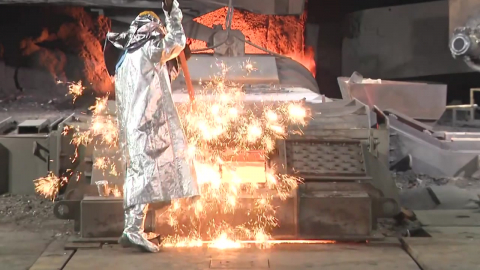 쇳물 기운으로 맞는 새해…다시 뛰는 \'산업의 심장\'