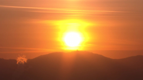 [현장영상+] 새해 첫 해돋이…맑은 하늘 속 서서히 뜨는 태양