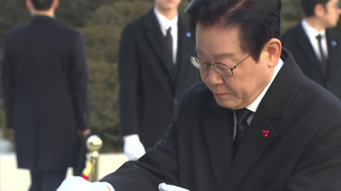 이 대통령, 새해 첫 일정 현충원 참배…’대도약 원년’ 신년사 발표