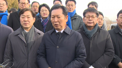 [현장영상+] 민주당 봉하마을 참배…정청래 대표 ’약식 회견’