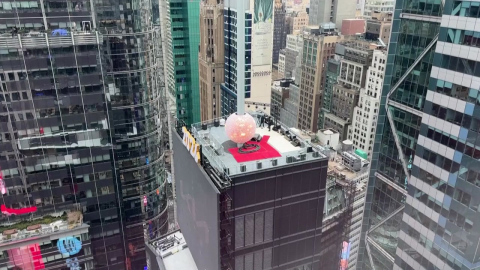 뉴욕 타임스퀘어 새해맞이 볼 드롭에 백만 명 운집