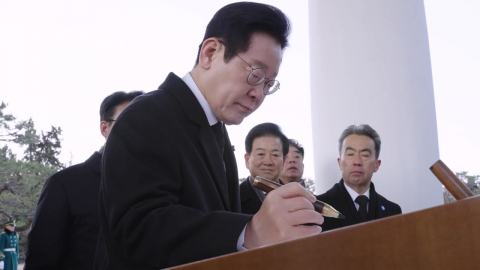 이 대통령, 새해 첫 일정 현충원 참배…"대한민국 대도약 원년으로"