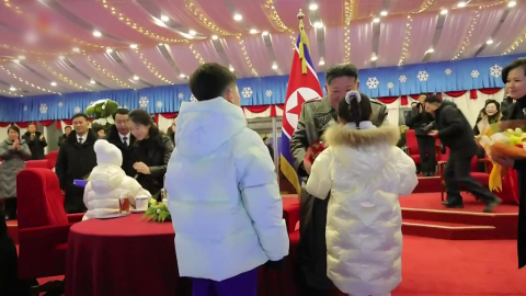 김정은에 ’볼 뽀뽀’한 주애…김여정 자녀도 노출