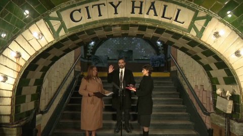 쿠란에 손 얹고 취임한 맘다니…미국 정계 ’돌풍’될까?