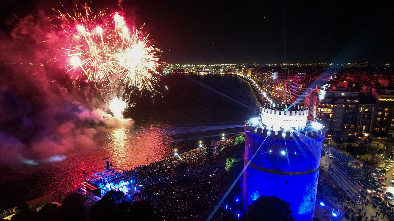 유럽 곳곳서 새해 불꽃놀이 대신 드론 쇼...안전사고도 속출