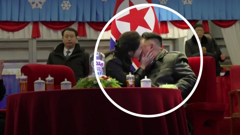 김정은 볼에 입맞춘 주애…스킨십으로 존재감 부각?