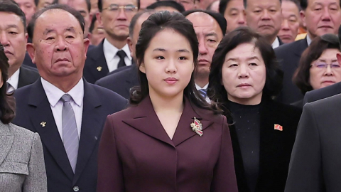 김주애, 금수산궁전 첫 참배…김정은 대신 정중앙