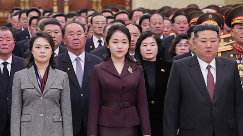 김주애, 금수산궁전 첫 참배…김정은 대신 정중앙