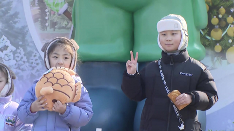 눈썰매·붕어빵 즐겨요!…도심 겨울 놀이터 ’북적’