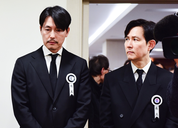 정우성·이정재, 고 안성기 빈소 조문객 맞았다…김혜수·최수종 등 애도 