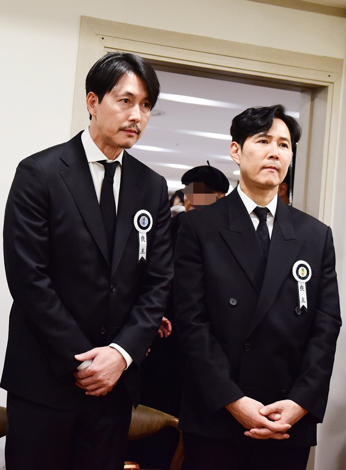 정우성·이정재, 고 안성기 빈소 조문객 맞았다…김혜수·최수종 등 애도 