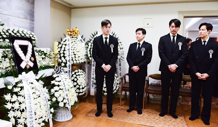 정우성·이정재, 고 안성기 빈소 조문객 맞았다…김혜수·최수종 등 애도 