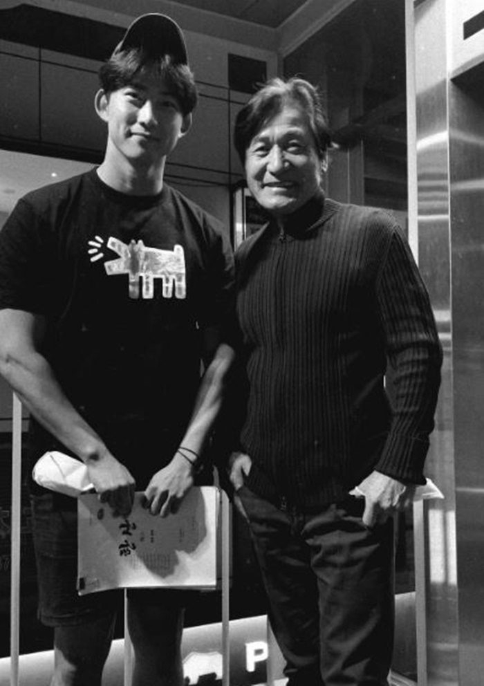 옥택연, 고 안성기 추모…"인자한 미소 기억 나…편히 쉬세요"