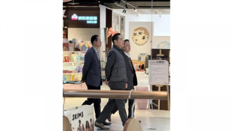 베이징 쇼핑몰에 나타난 이재용 회장...중 매체 "라부부 사갔다" vs 삼성은 부인