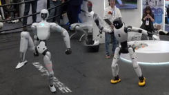 CES 뒤덮은 중국 ’로봇군단’...정교함으로 맞선 한국