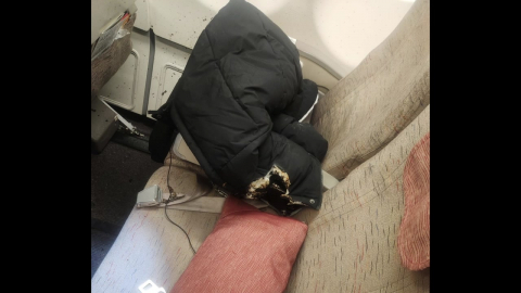 홍콩행 여객기서 보조배터리 화재…주택 전소로 70대 부부 사망