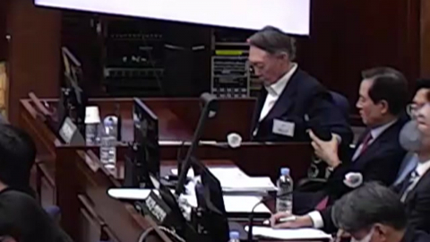 윤석열, 검은 정장입고 재판부에 ’꾸벅’…조는 듯한 모습도