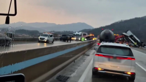 서산영덕고속도로 30여 대 추돌에 화물차 추락도…5명 사망