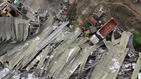 4층 높이 쓰레기 매립장 붕괴…더딘 구조에 애타는 가족들