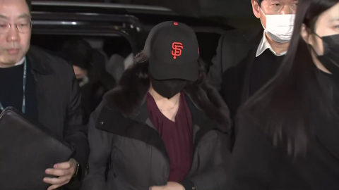 [현장영상+] ’강선우 1억’ 김경, 경찰 출석…고강도 조사 예고