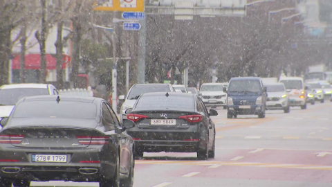 [날씨] 출근길 강추위 기승…중부 최대 8cm 눈, 도로 빙판 주의