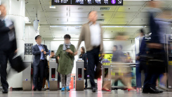 "소득 3만 달러 덫에 갇힌 만성 저성장국 한국"...22년 만에 타...