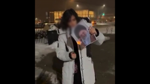 하메네이 사진 태워 담뱃불 ’저항’…이란 "전쟁·협상 모두 준비"